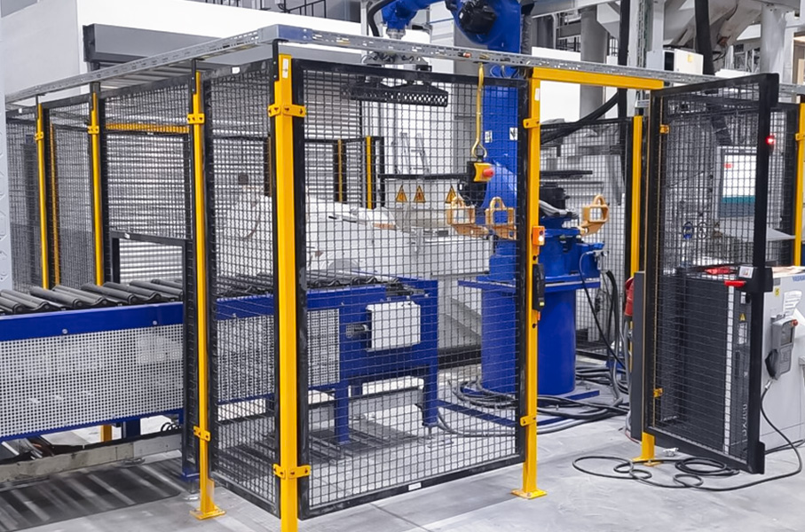 Trabalhador operando máquina industrial com equipamentos de proteção individual - NR-12 Segurança em Máquinas e Equipamentos