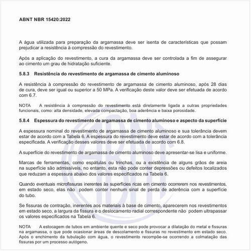 Qual deve ser a espessura do revestimento de argamassa de cimento aluminoso e aspecto da superfície?