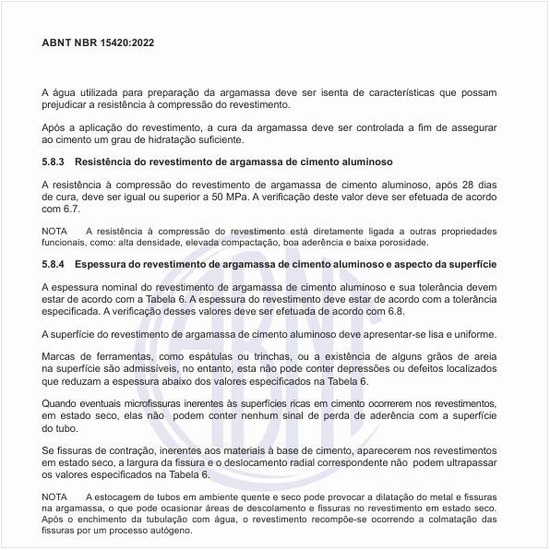 Qual deve ser a espessura do revestimento de argamassa de cimento aluminoso e aspecto da superfície?