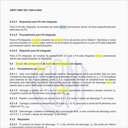 Como deve ser realizado o ensaio do carregador e da fonte de alimentação em espera?
