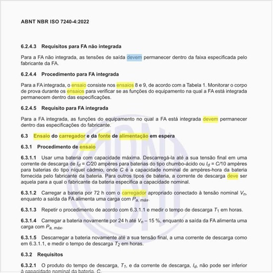 Como deve ser realizado o ensaio do carregador e da fonte de alimentação em espera?