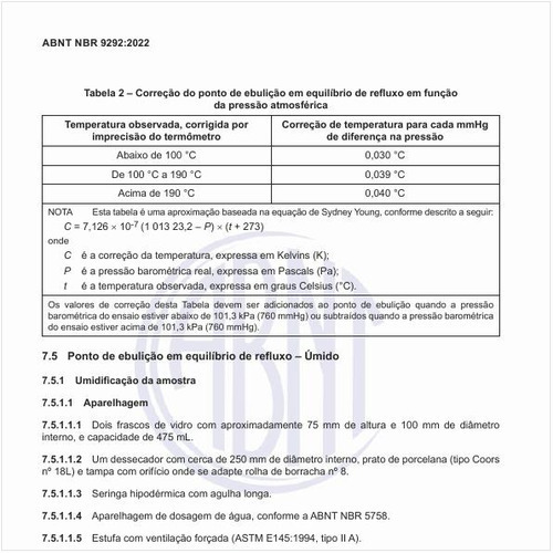 Qual deve ser a correção do ponto de ebulição em equilíbrio de refluxo em função da pressão atmosférica?