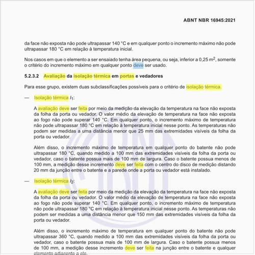 Como deve ser feita a avaliação da isolação térmica em portas e vedadores?