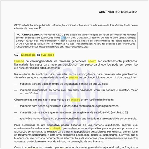 Como deve ser a estratégia de avaliação dos ensaios de carcinogenicidade?