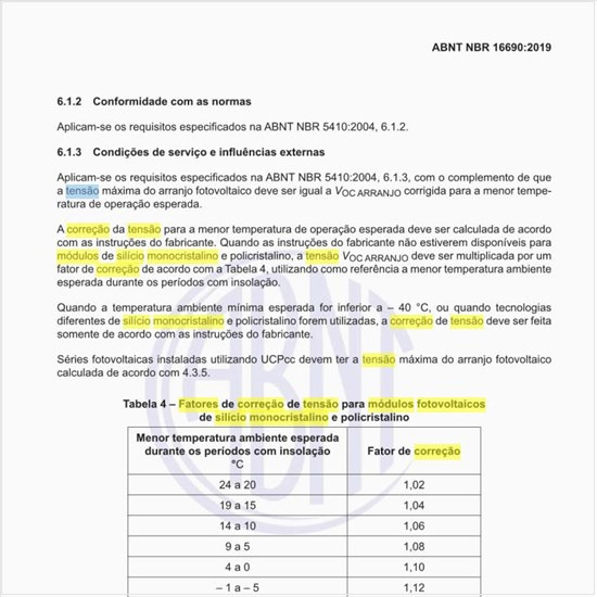 Quais são os fatores de correção de tensão para módulos fotovoltaicos de silício monocristalino e policristalino?