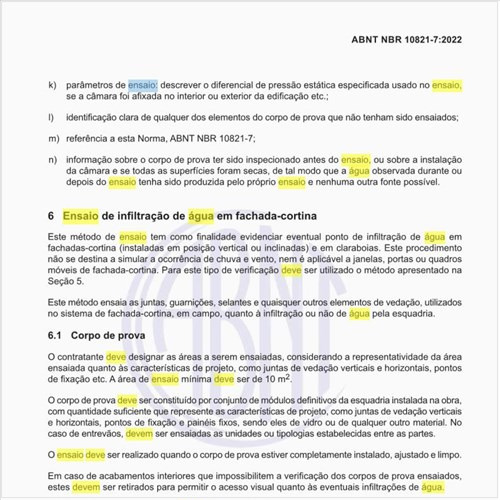 Como deve ser executado o ensaio de infiltração de água em fachada-cortina?