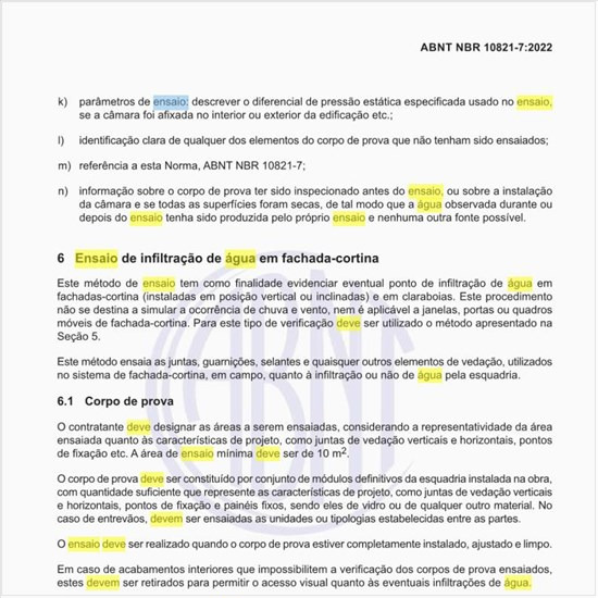 Como deve ser executado o ensaio de infiltração de água em fachada-cortina?