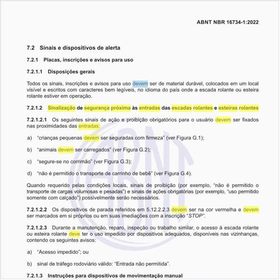 Qual deve ser a sinalização de segurança próxima às entradas das escadas rolantes e esteiras rolantes?