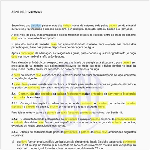 Como deve ser a construção das paredes da caixa e fechamentos das entradas de pavimento faceando a entrada da cabina?