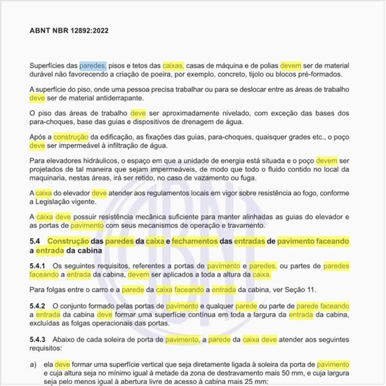 Como deve ser a construção das paredes da caixa e fechamentos das entradas de pavimento faceando a entrada da cabina?