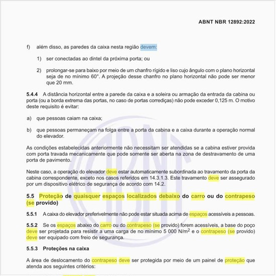Como deve ser a proteção de quaisquer espaços localizados debaixo do carro ou do contrapeso (se provido)?