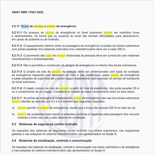 Como devem ser mantidas as rotas de escape e as saídas de emergência?