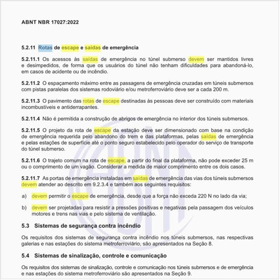 Como devem ser mantidas as rotas de escape e as saídas de emergência?