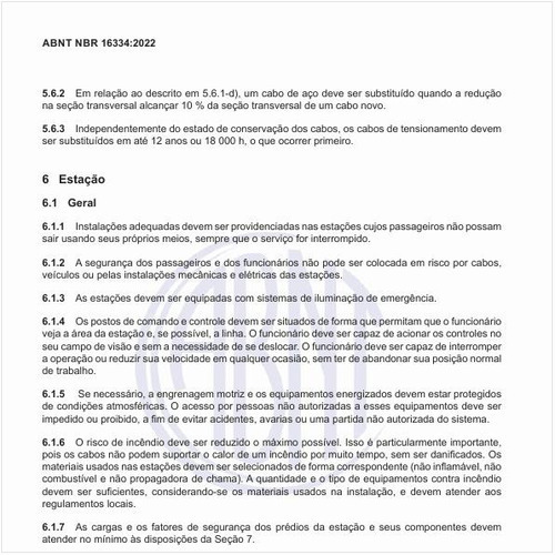 Como deve ser a aderência do cabo de aço à polia motriz?