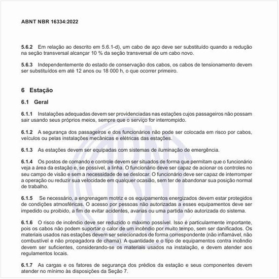 Como deve ser a aderência do cabo de aço à polia motriz?