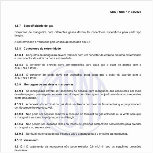 Como deve ser executada a montagem de encaixes e mangueiras?