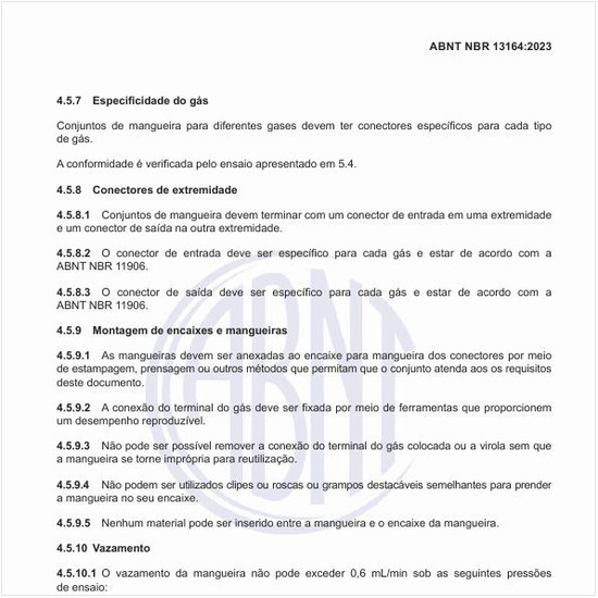 Como deve ser executada a montagem de encaixes e mangueiras?