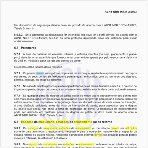 Como devem ser utilizados os espaços da maquinaria, estações de acionamento ou de retorno?