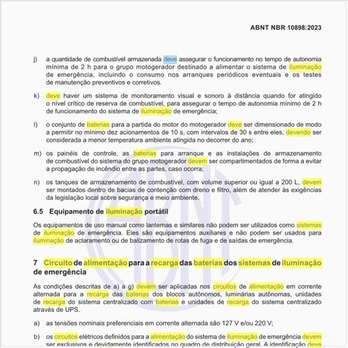 Como deve funcionar o circuito de alimentação para a recarga das baterias dos sistemas de iluminação de emergência?