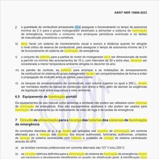 Como deve funcionar o circuito de alimentação para a recarga das baterias dos sistemas de iluminação de emergência?