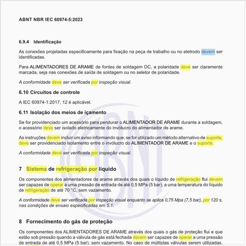 Como deve operar o sistema de refrigeração por líquido?