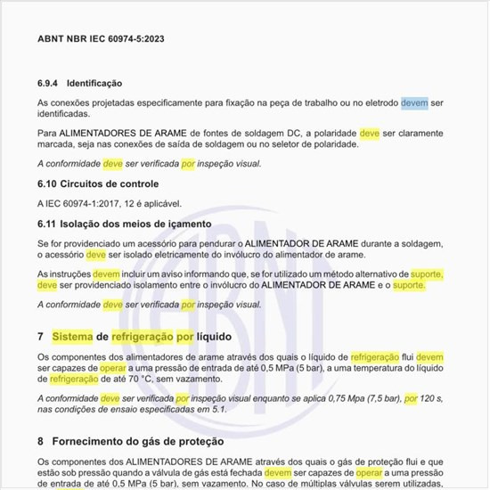 Como deve operar o sistema de refrigeração por líquido?