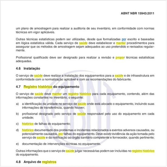 Por que os serviços de saúde devem manter um registro histórico do equipamento?
