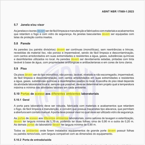 Como devem ser as portas de acesso aos diferentes ambientes laboratoriais?