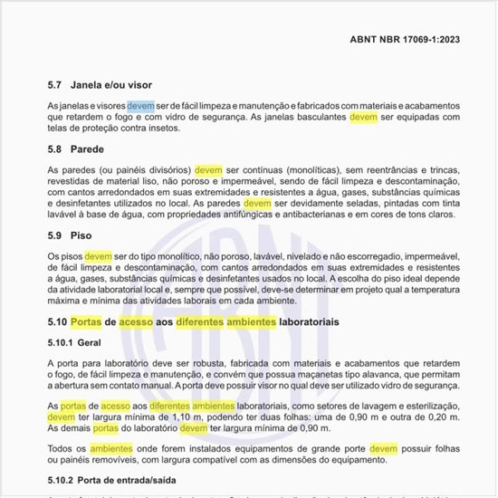 Como devem ser as portas de acesso aos diferentes ambientes laboratoriais?