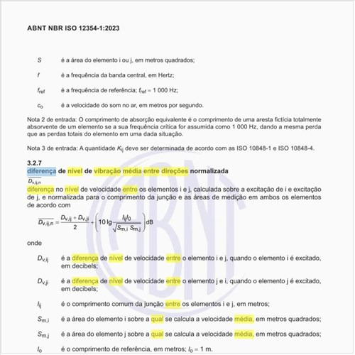 Qual é a diferença de nível de vibração média entre direções normalizadas?