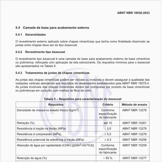 Quais os requisitos para caracterização do basecoat (camada de revestimento de argamassa reforçada com tela ou fibras aplicada sobre chapa de fechamento externo)?