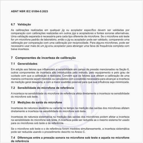 Quais são as diferenças entre a pressão sonora no microfone sob teste e aquela no microfone de referência?
