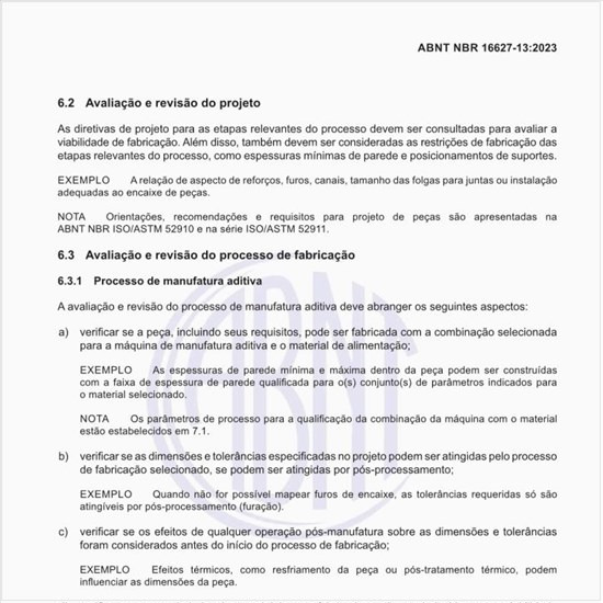 O que deve abranger a avaliação e a revisão do processo de manufatura aditiva?