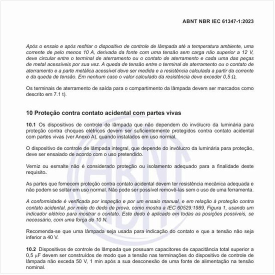 Como deve ser especificada a proteção contra contato acidental com partes vivas?