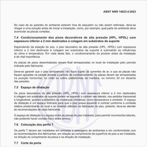 Qual é o condicionamento dos pisos decorativos de alta pressão (HPL, HPDL) com espessura inferior a 2 mm destinados à colagem em substratos de suporte?