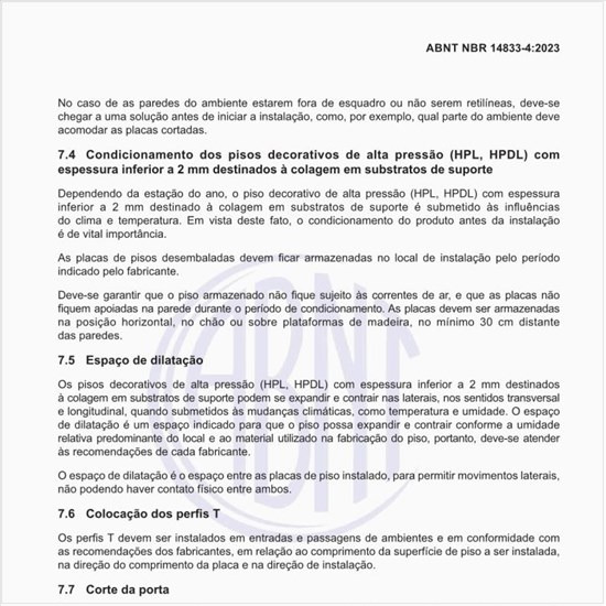 Qual é o condicionamento dos pisos decorativos de alta pressão (HPL, HPDL) com espessura inferior a 2 mm destinados à colagem em substratos de suporte?