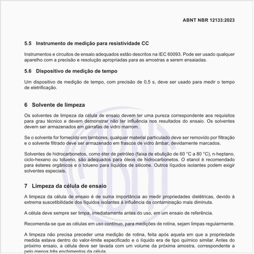 Qual deve ser a característica do solvente de limpeza?