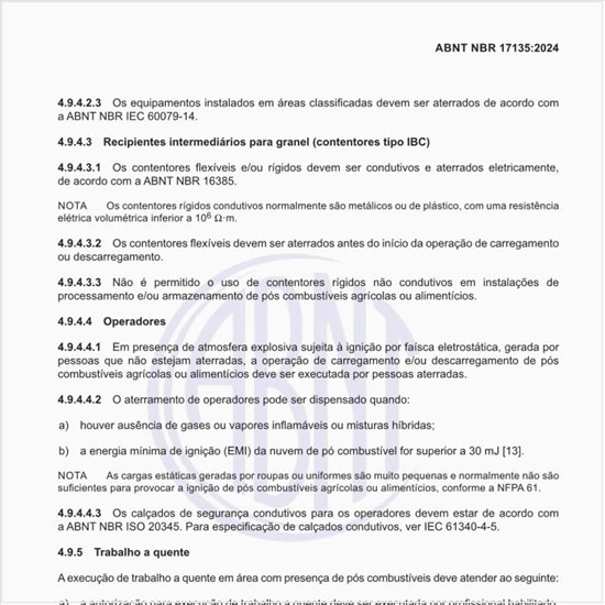 Como deve ser feita a execução de trabalho a quente em área com presença de pós combustíveis?