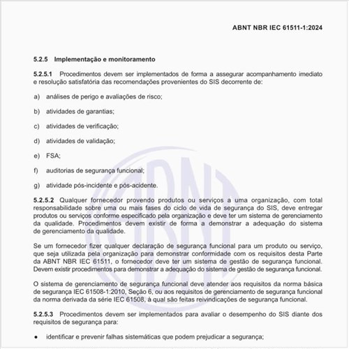 Como deve ser executada a implementação e o monitoramento do sistema instrumentado de segurança (SIS)?