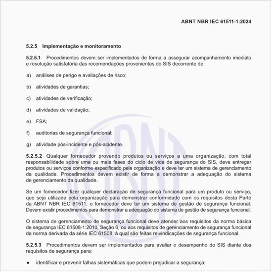 Como deve ser executada a implementação e o monitoramento do sistema instrumentado de segurança (SIS)?