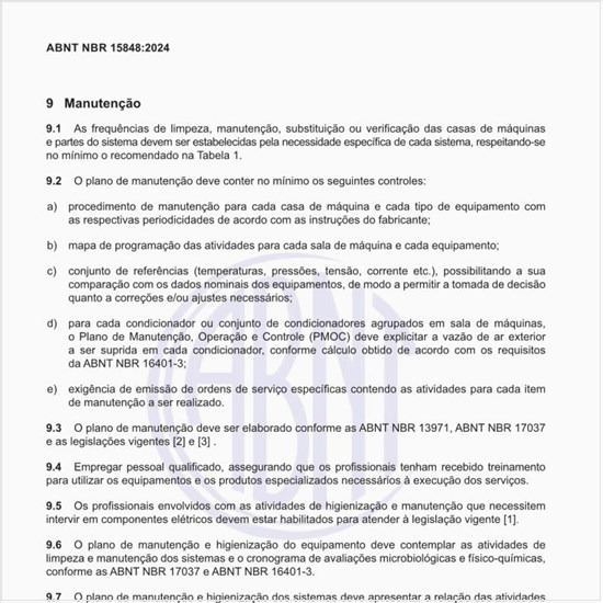 Como devem ser estabelecidas as frequências de limpeza, manutenção, substituição ou verificação das casas de máquinas?