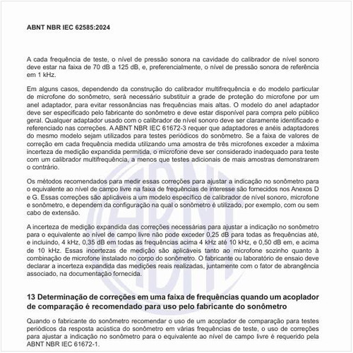Como fazer a determinação de correções em uma faixa de frequências quando um acoplador de comparação é recomendado para uso pelo fabricante do sonômetro?