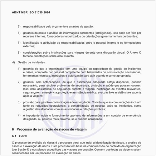 Como deve ser executado o processo de avaliação de riscos de viagem?
