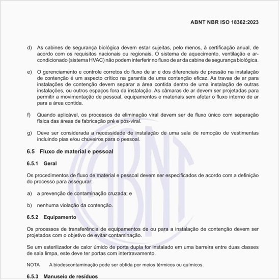 Como devem ser especificados os procedimentos de fluxo de material e pessoal?