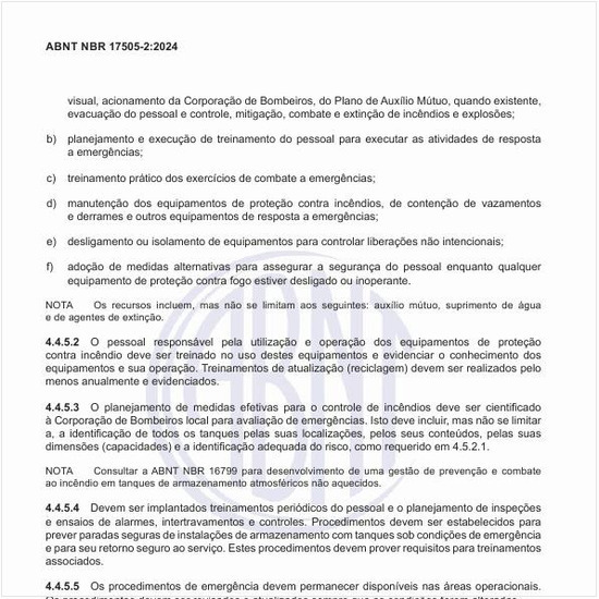 Como deve ser realizada a inspeção e a manutenção dos equipamentos de proteção contra incêndio e equipamentos de resposta a emergências?