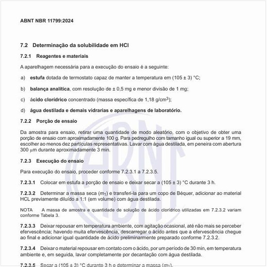 Como deve ser realizado o ensaio de determinação da solubilidade em HCl?