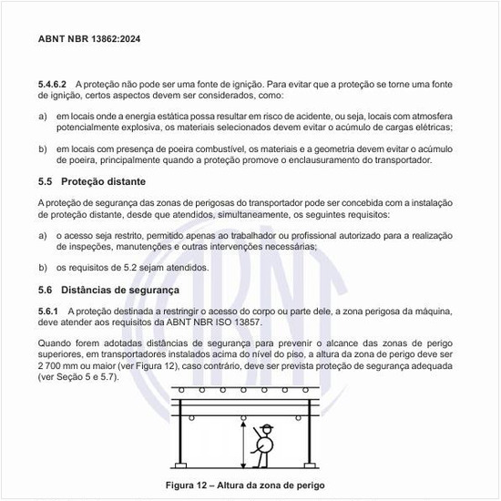 Qual deve ser a proteção dos transportadores instalados acima do nível do piso?