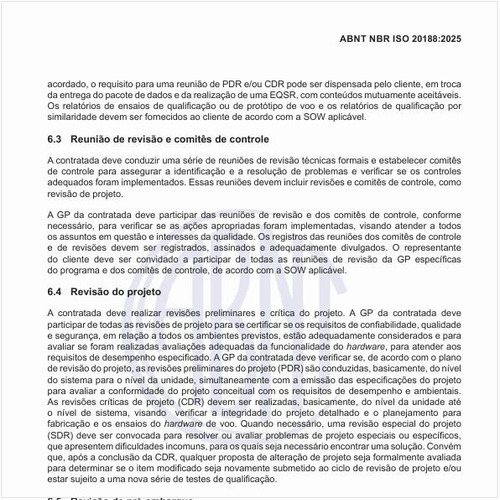 Por que a contratada deve realizar revisões preliminares e crítica do projeto?