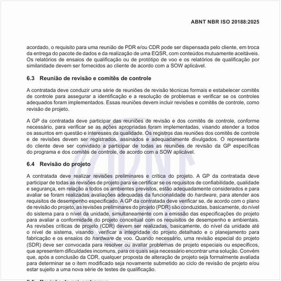 Por que a contratada deve realizar revisões preliminares e crítica do projeto?