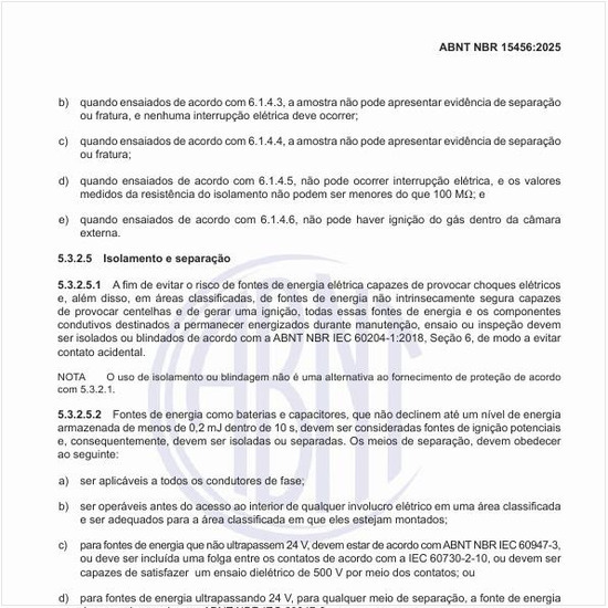 Por que os componentes condutivos destinados a permanecer energizados devem estar isolados e separados?
